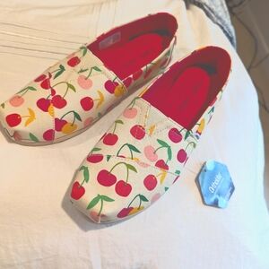 NWT Sz 9 Women's Cherry TOMs alpargata slip on shoes